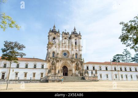 Façade du monastère Santa Maria, à Alcobaça. Patrimoine mondial de l'UNESCO. Portugal. Banque D'Images