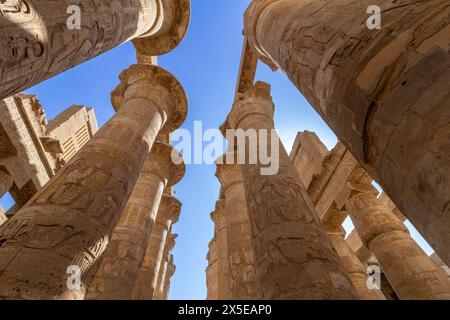 Les colonnes et sections du temple de Karnak qui restent en ruines dans le complexe. Hiéroglyphes peints, énorme maçonnerie datant d'environ 1970 av. J.-C. Louxor, Égypte Banque D'Images