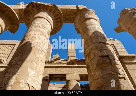 Les colonnes et sections du temple de Karnak qui restent en ruines dans le complexe. Hiéroglyphes peints, énorme maçonnerie datant d'environ 1970 av. J.-C. Louxor, Égypte Banque D'Images