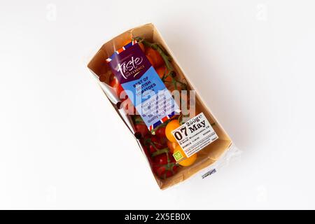 Pack de Sainsburys goûtez à la différence le meilleur des tomates de vigne britanniques Banque D'Images