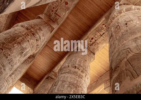 Les colonnes et sections du temple de Karnak qui restent en ruines dans le complexe. Hiéroglyphes peints, énorme maçonnerie datant d'environ 1970 av. J.-C. Louxor, Égypte Banque D'Images