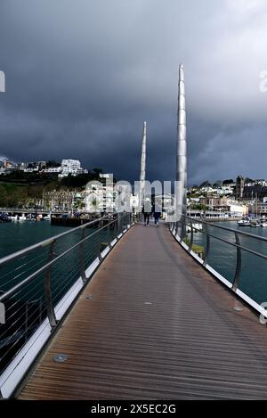 La passerelle sur le pont élévateur à double bascule traversant l'entrée du quai intérieur du port de Torquay, à l'approche de la pluie Banque D'Images