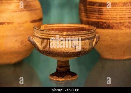 Amphore décorative en céramique antique sur un fond blanc. Cruches en argile et un pot, un ensemble d'ustensiles anciens pour boire du vin, de l'eau ou du lait. Haute qualité Banque D'Images