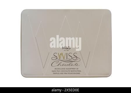 Tin de M&S Le chocolat suisse un assortiment de chocolat suisse au lait napolitains, truffes et mini-bars de montagne Banque D'Images