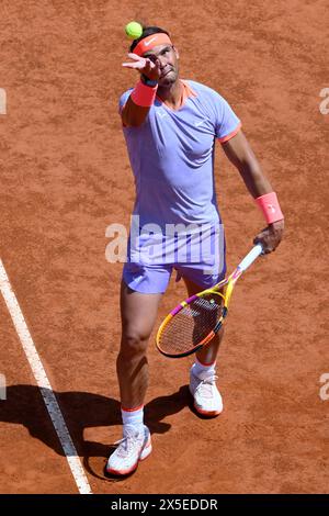 Rome, Italie. 09 mai 2024. Rafael Nadal, d'Espagne, sert pendant le match contre Zizou Bergs, de Belgique, au tournoi de tennis Internazionali BNL d'Italia 2024 au Foro Italico à Rome, Italie, le 9 mai 2024. Crédit : Insidefoto di andrea staccioli/Alamy Live News Banque D'Images