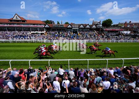 Coureurs et coureurs en action alors qu'ils concourent dans le CAA Stellar handicap lors du Boodles May Festival Ladies Day à l'hippodrome de Chester. Date de la photo : jeudi 9 mai 2024. Banque D'Images