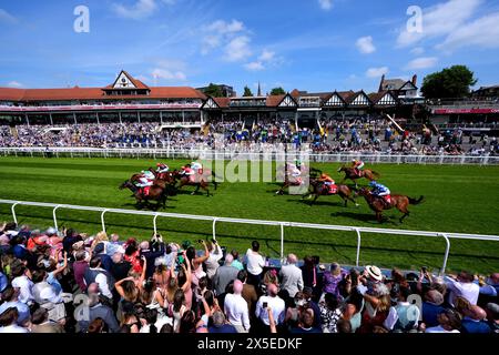 Coureurs et coureurs en action alors qu'ils concourent dans le CAA Stellar handicap lors du Boodles May Festival Ladies Day à l'hippodrome de Chester. Date de la photo : jeudi 9 mai 2024. Banque D'Images