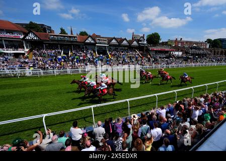 Coureurs et coureurs en action alors qu'ils concourent dans le CAA Stellar handicap lors du Boodles May Festival Ladies Day à l'hippodrome de Chester. Date de la photo : jeudi 9 mai 2024. Banque D'Images