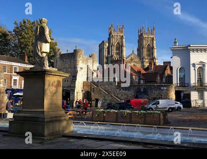 Les tours jumelles ouest de York Minster avec une section du mur romain au premier plan Banque D'Images