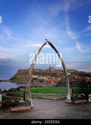 Les ruines de l'abbaye de Whitby vues à travers une arche faite d'os de mâchoire d'une baleine Banque D'Images