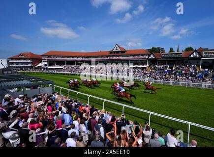 Coureurs et coureurs en action alors qu'ils concourent dans le CAA Stellar handicap lors du Boodles May Festival Ladies Day à l'hippodrome de Chester. Date de la photo : jeudi 9 mai 2024. Banque D'Images