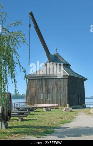 Grue de chargement de vin historique sur le Rhin à Oestrich, Rheingau, Hesse, Allemagne Banque D'Images