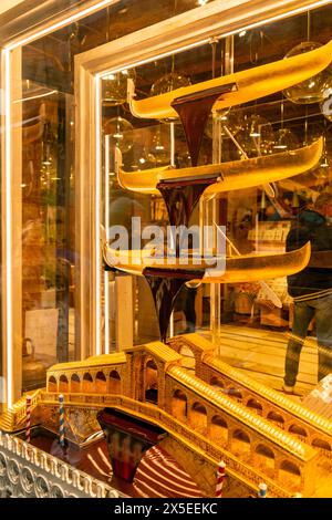 Venise, Italie - 4 avril 2022 : boutique de chocolat avec un design d'affichage en forme de gondoles traditionnelles et le pont du Rialto à Venise, Italie. Banque D'Images