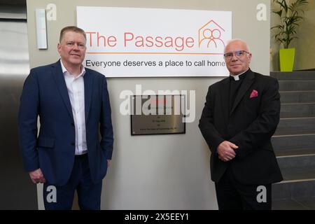 Le doyen de l'abbaye de Westminster, le très révérend Dr David Hoyle et le PDG Mick Clarke, lors d'une visite à l'association caritative passage Homelessness à Londres, alors que l'abbaye de Westminster fait un don de 500 000 £ pour soutenir l'initiative No Night Out de l'association caritative, conçue pour prévenir l'itinérance dans la rue. Date de la photo : jeudi 9 mai 2024. Banque D'Images