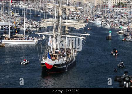 Marseille, France. 08 mai 2024. © Sylvain Rostaing/le Pictorium/MAXPPP - Marseille 08/05/2024 Sylvain Rostaing/le Pictorium - 08/05/2024 - France/Provence-Alpes-Cote d'Azur/Marseille - le Belem entre dans le vieux port de Marseille. Arrivee de la flamme olympique sur le navire Belem a Marseille le 8 mai 2024 - valeurs ACtuelles out, no jdd, jdd out, RUSSIA OUT, NO RUSSIA #norussia/08/05/2024 - France/Provence-Alpes-Cote d'Azur/Marseille - le Belem entre dans le vieux port de Marseille. Arrivée de la flamme olympique sur le navire Belem à Marseille le 8 mai 2024 crédit : MAXPPP/Alamy Live News Banque D'Images