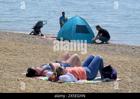 Southend 0n Sea Essex, Royaume-Uni. 9 mai 2024. Les visiteurs de Southend on Sea, sur la côte de l'Essex, profitent au maximum du printemps lors de la journée la plus chaude de 2024. Crédit : MARTIN DALTON/Alamy Live News Banque D'Images