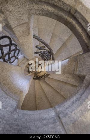 Munich, Allemagne - 21 décembre 2023 - vue supérieure de l'ancien escalier en colimaçon en pierre avec garde-corps en fer forgé à l'intérieur des structures en colonne. Décoration d'échelle Banque D'Images