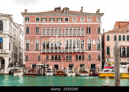 Venise, Italie - 2 avril 2022 : Architecture palatiale typique de Venise, Italie. Banque D'Images