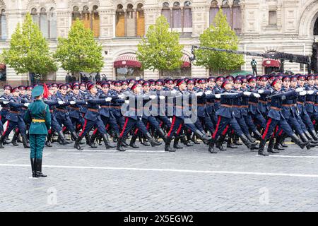Moscou, Russie. 9 mai 2024. Les militaires défilent pendant le défilé militaire du jour de la victoire, qui marque le 79e anniversaire de la victoire soviétique dans la Grande Guerre patriotique, le mandat de la Russie pour la seconde Guerre mondiale, sur la place Rouge à Moscou, Russie, le 9 mai 2024. Crédit : Bai Xueqi/Xinhua/Alamy Live News Banque D'Images