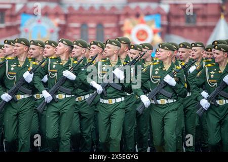 Moscou, Russie. 9 mai 2024. Les militaires défilent pendant le défilé militaire du jour de la victoire, qui marque le 79e anniversaire de la victoire soviétique dans la Grande Guerre patriotique, le mandat de la Russie pour la seconde Guerre mondiale, sur la place Rouge à Moscou, Russie, le 9 mai 2024. Crédit : Cao Yang/Xinhua/Alamy Live News Banque D'Images