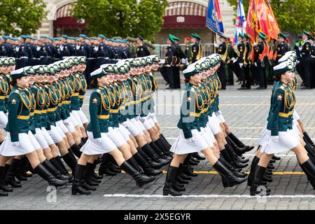 Moscou, Russie. 9 mai 2024. Les femmes de service défilent pendant le défilé militaire du jour de la victoire, qui marque le 79e anniversaire de la victoire soviétique dans la Grande Guerre patriotique, le mandat de la Russie pour la seconde Guerre mondiale, sur la place Rouge à Moscou, Russie, le 9 mai 2024. Crédit : Bai Xueqi/Xinhua/Alamy Live News Banque D'Images