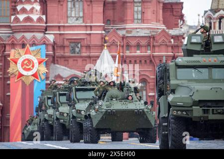 Moscou, Russie. 9 mai 2024. Les véhicules militaires défilent pendant le défilé militaire du jour de la victoire, qui marque le 79e anniversaire de la victoire soviétique dans la Grande Guerre patriotique, le mandat de la Russie pour la seconde Guerre mondiale, sur la place Rouge à Moscou, Russie, le 9 mai 2024. Crédit : Cao Yang/Xinhua/Alamy Live News Banque D'Images