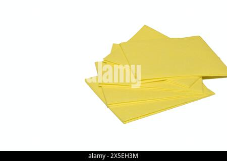 Les serviettes en viscose jaune pour enlever la poussière et la saleté de diverses surfaces reposent sur un fond blanc. Banque D'Images