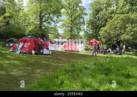 University Bristol Pro-palestinien étudiant proteste contre le camping sur la pelouse devant le bâtiment de l'université, Royaume-Uni Banque D'Images