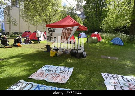 University Bristol Pro-palestinien étudiant proteste contre le camping sur la pelouse devant le bâtiment de l'université, Royaume-Uni Banque D'Images