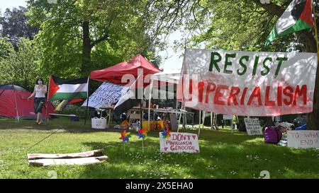 University Bristol Pro-palestinien étudiant proteste contre le camping sur la pelouse devant le bâtiment de l'université, Royaume-Uni Banque D'Images