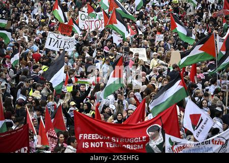 Manifestants lors de la manifestation Stop Israel entre Stortorget et Mölleplatsen à Malmö, Suède, jeudi 9 mai 2024. La manifestation Stop Israel devrait attirer plus de 20 000 participants et vise la participation d'Israël à la 68e édition du concours Eurovision de la chanson (ESC) dans l'arène de Malmö. Photo : Johan Nilsson/TT/Code 50090 crédit : TT News Agency/Alamy Live News Banque D'Images