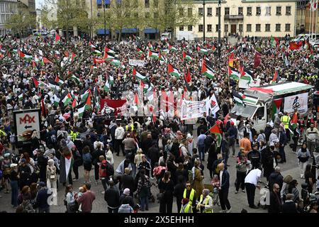 Manifestants lors de la manifestation Stop Israel entre Stortorget et Mölleplatsen à Malmö, Suède, jeudi 9 mai 2024. La manifestation Stop Israel devrait attirer plus de 20 000 participants et vise la participation d'Israël à la 68e édition du concours Eurovision de la chanson (ESC) dans l'arène de Malmö. Photo : Johan Nilsson/TT/Code 50090 crédit : TT News Agency/Alamy Live News Banque D'Images