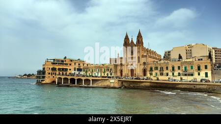 Église des Carmélites dans la baie de Balluta, ville de St Julian, Malte Banque D'Images