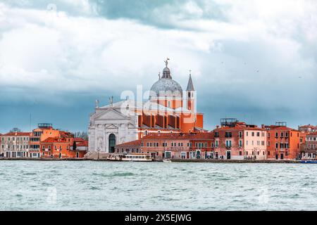 Venise, Italie - 2 avril 2022 : Chiesa del Santissimo Redentore, ou il Redentore, est une église catholique romaine du 16e siècle située sur l'île de Giudecca, V. Banque D'Images
