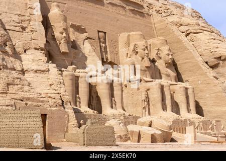 Le Grand Temple de Ramsès II, Abou Simbel, Assouan, Egypte. Site classé au patrimoine mondial de l'UNESCO. Les quatre statues de 22m de haut de Ramsès II. Banque D'Images