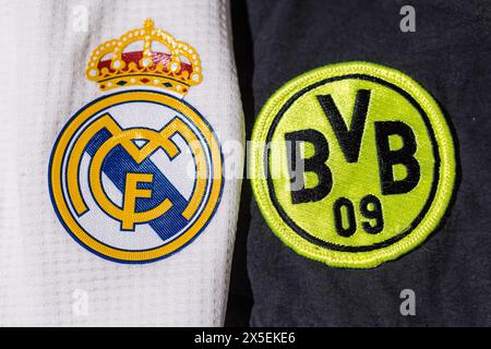 Bouclier Borussia Dortmund à côté du bouclier du Real Madrid sur sa chemise. Concept final de l'UEFA Champions League le 1er juin 2024 Banque D'Images