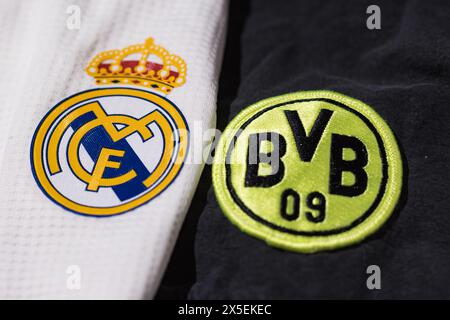Bouclier Borussia Dortmund défocalisé à côté du bouclier Real Madrid focalisé sur leur chemise. Concept final de l'UEFA Champions League le 1er juin 2024 Banque D'Images