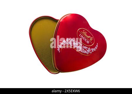 Rouge vide Lindt Lindor chocolats boîte en forme de coeur isolé sur fond blanc Banque D'Images