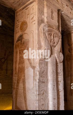 La tête de la déesse Hathor dans le Temple de Hathor et Néfertari à Abu Simbel, Egypte, Afrique. Banque D'Images