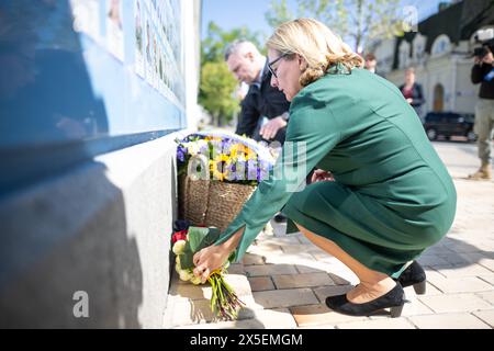 Kiew, Ukraine. 09 mai 2024. Svenja Schulze (SPD), ministre fédéral de la coopération économique et du développement, dépose un bouquet de fleurs sur le mur du souvenir de ceux qui sont morts pour l'Ukraine au monastère de Michel avec Vitali Klitschko, maire de Kiev, lors d'une visite en Ukraine. Le voyage est en préparation de la Conférence sur la reconstruction de l'Ukraine, qui aura lieu à Berlin les 11 et 12 juin. Crédit : Sebastian Christoph Gollnow/dpa/Alamy Live News Banque D'Images