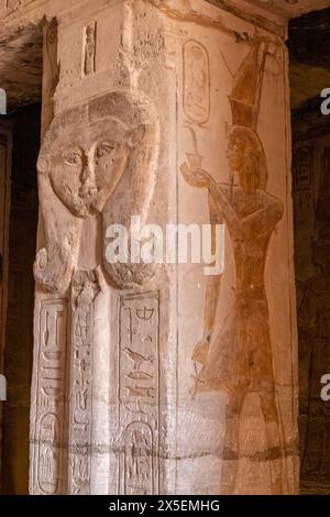 La tête de la déesse Hathor dans le Temple de Hathor et Néfertari à Abu Simbel, Egypte, Afrique. Banque D'Images