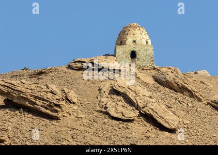 Tombe perchée au sommet du Nil près d'Assouan, Egypte, Afrique Banque D'Images