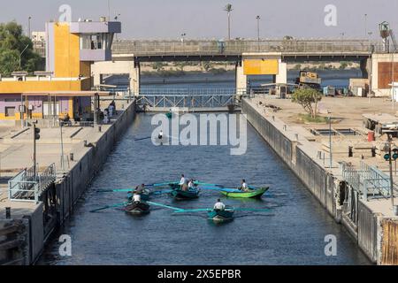 L'écluse et le barrage d'Esna ont été construits en 1908 sous le règne de Khédive Abbas Hilmi Ier. Il a ensuite été rénové et mis à jour, réouvrant en 1996. Égypte. Banque D'Images