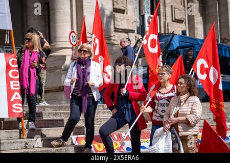 Rome, RM, Italie. 9 mai 2024. Les syndicats COBAS, UNICOBAS et USB ont promu une grève nationale des écoles pour protester contre la réforme scolaire et contre la militarisation de l'école et de l'université, devant le ministère de l'éducation. (Crédit image : © Marco Di Gianvito/ZUMA Press Wire) USAGE ÉDITORIAL SEULEMENT! Non destiné à UN USAGE commercial ! Banque D'Images