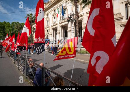 Rome, RM, Italie. 9 mai 2024. Les syndicats COBAS, UNICOBAS et USB ont promu une grève nationale des écoles pour protester contre la réforme scolaire et contre la militarisation de l'école et de l'université, devant le ministère de l'éducation. (Crédit image : © Marco Di Gianvito/ZUMA Press Wire) USAGE ÉDITORIAL SEULEMENT! Non destiné à UN USAGE commercial ! Banque D'Images