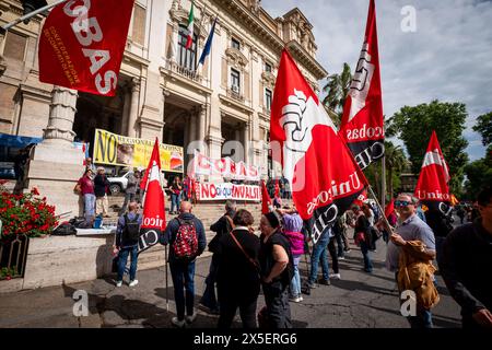 Rome, RM, Italie. 9 mai 2024. Les syndicats COBAS, UNICOBAS et USB ont promu une grève nationale des écoles pour protester contre la réforme scolaire et contre la militarisation de l'école et de l'université, devant le ministère de l'éducation. (Crédit image : © Marco Di Gianvito/ZUMA Press Wire) USAGE ÉDITORIAL SEULEMENT! Non destiné à UN USAGE commercial ! Banque D'Images