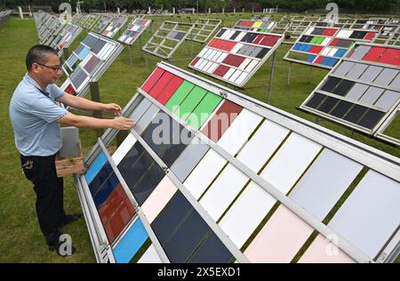 (240509) -- HAIKOU, 9 mai 2024 (Xinhua) -- les peintures automobiles subissent un essai d'exposition à Qionghai, dans la province de Hainan, dans le sud de la Chine, le 7 mai 2024. Le premier site d'essai automobile en Chine est à Qionghai City. Chaque année, des centaines de voitures sont transportées ici pour être testées avant d’arriver sur le marché. Le site d'essai couvre une superficie de 1 200 mu (80 hectares), avec des routes à grande vitesse, des champs d'exposition et d'autres installations, qui peuvent effectuer divers tests et évaluations tels que la fiabilité du véhicule, la durabilité et la conduite assistée intelligente. (Xinhua/Guo Cheng) Banque D'Images