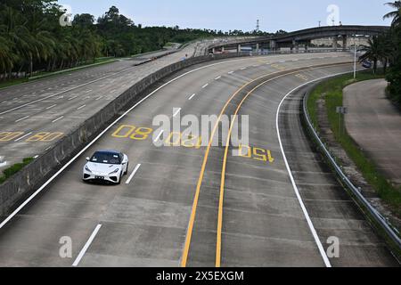 (240509) -- HAIKOU, 9 mai 2024 (Xinhua) -- Une voiture est testée sur une route à grande vitesse à Qionghai, dans la province de Hainan, au sud de la Chine, le 7 mai 2024. Le premier site d'essai automobile en Chine est à Qionghai City. Chaque année, des centaines de voitures sont transportées ici pour être testées avant d’arriver sur le marché. Le site d'essai couvre une superficie de 1 200 mu (80 hectares), avec des routes à grande vitesse, des champs d'exposition et d'autres installations, qui peuvent effectuer divers tests et évaluations tels que la fiabilité du véhicule, la durabilité et la conduite assistée intelligente. (Xinhua/Guo Cheng) Banque D'Images