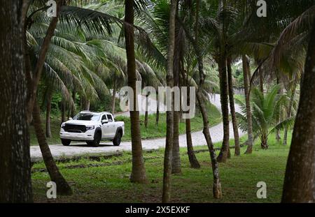 (240509) -- HAIKOU, 9 mai 2024 (Xinhua) -- Une voiture est testée à Qionghai, dans la province de Hainan, au sud de la Chine, le 7 mai 2024. Le premier site d'essai automobile en Chine est à Qionghai City. Chaque année, des centaines de voitures sont transportées ici pour être testées avant d’arriver sur le marché. Le site d'essai couvre une superficie de 1 200 mu (80 hectares), avec des routes à grande vitesse, des champs d'exposition et d'autres installations, qui peuvent effectuer divers tests et évaluations tels que la fiabilité du véhicule, la durabilité et la conduite assistée intelligente. (Xinhua/Guo Cheng) Banque D'Images