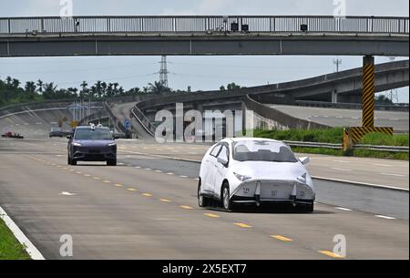 (240509) -- HAIKOU, 9 mai 2024 (Xinhua) -- Une voiture est en cours d'essai pour un système de freinage d'urgence automatique à Qionghai, dans la province de Hainan, dans le sud de la Chine, le 8 mai 2024. Le premier site d'essai automobile en Chine est à Qionghai City. Chaque année, des centaines de voitures sont transportées ici pour être testées avant d’arriver sur le marché. Le site d'essai couvre une superficie de 1 200 mu (80 hectares), avec des routes à grande vitesse, des champs d'exposition et d'autres installations, qui peuvent effectuer divers tests et évaluations tels que la fiabilité du véhicule, la durabilité et la conduite assistée intelligente. (Xinhua/Guo Cheng) Banque D'Images